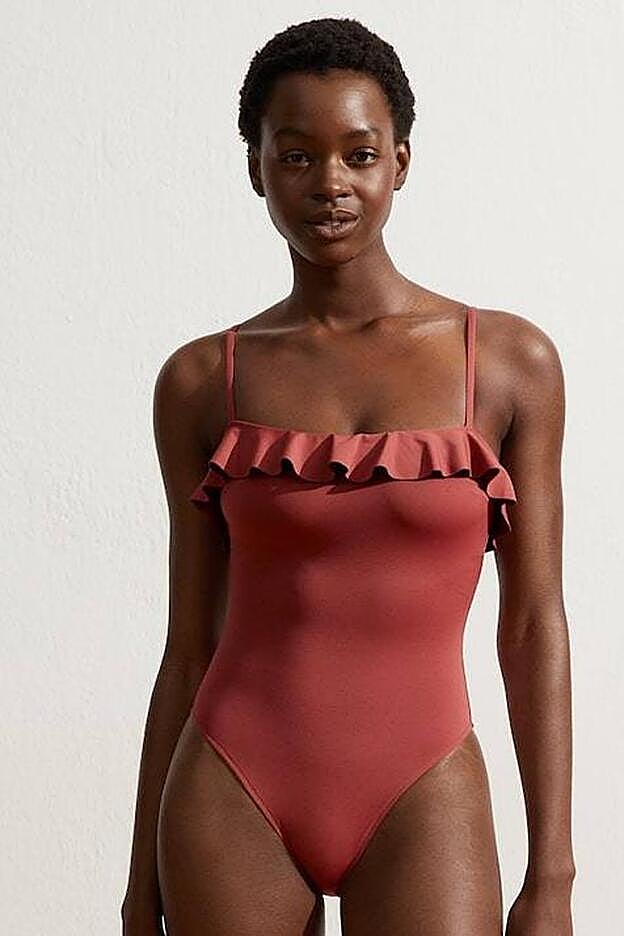 El bañador rosa está disponible en las tallas S, M y L