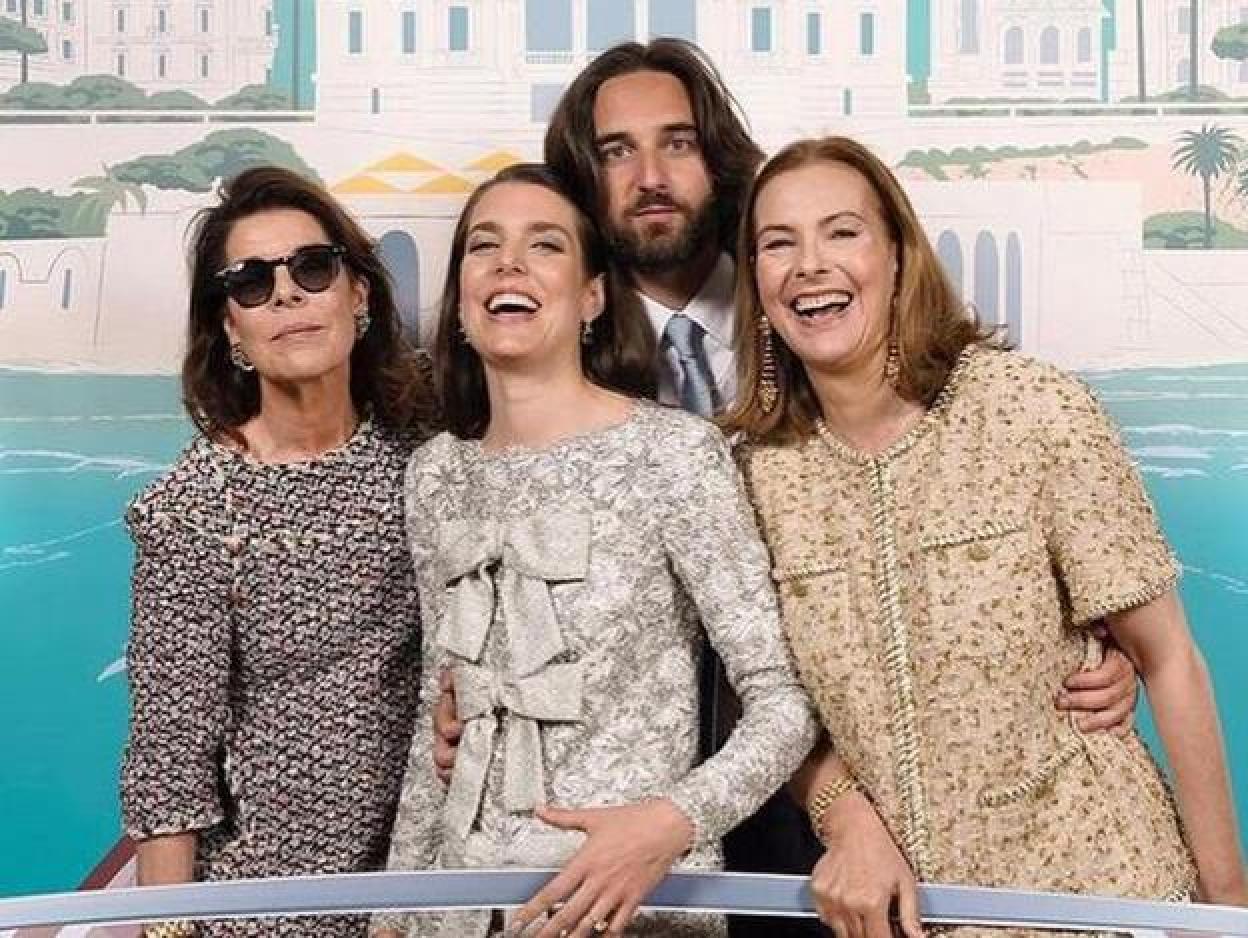 Carolina de Mónaco posa con su hija Carlota Casiraghi y su marido Dimitri Rassan hijo de Carole Bouquet. Si quieres ver todos los peinados rejuvenecedores de Carlota de Mónaco, pincha en la imagen.