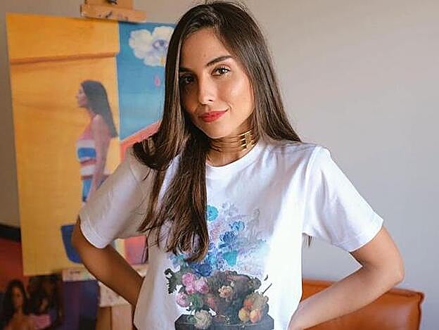 Solo necesitas una camiseta blanca y un pañuelo para conseguir tres tops muy originales para el verano, palabra de influencer