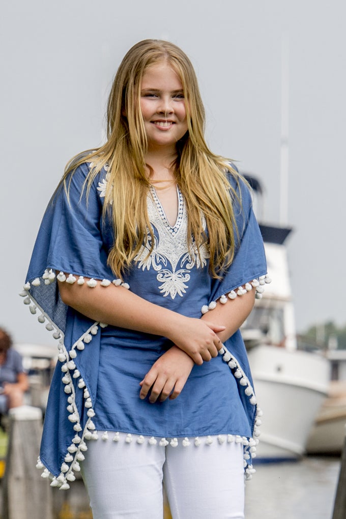 Con 13 años, Catalina Amalia de Orange ya apuntaba maneras. Rescatamos este look en blanco y azul porque esta blusa con bordados y mangas murciélago es ideal para llevar con los pantalones blancos. ¡Pura inspiración royal!