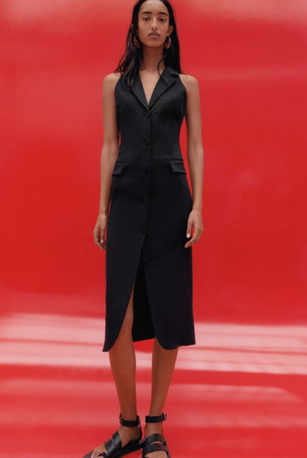 Aunque te parezca un vestido demasiado formal, el truco de Vicky Martín Berrocal de llevar vestido negro con zapatillas de deporte lo convierte en un look rejuvenecedor a tope. Este vestido americana sin mangas de Zara está confeccionado en mezcla de lino y va entallado (39,95 euros).