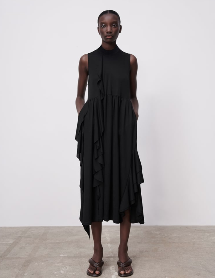 Otro vestido con espíritu formal, pero que con las zapatillas consigue rejuvenecer a cualquier edad. Lleva cuello subido, manga sisa y cierra en la espalda con botone (29,95 euros).