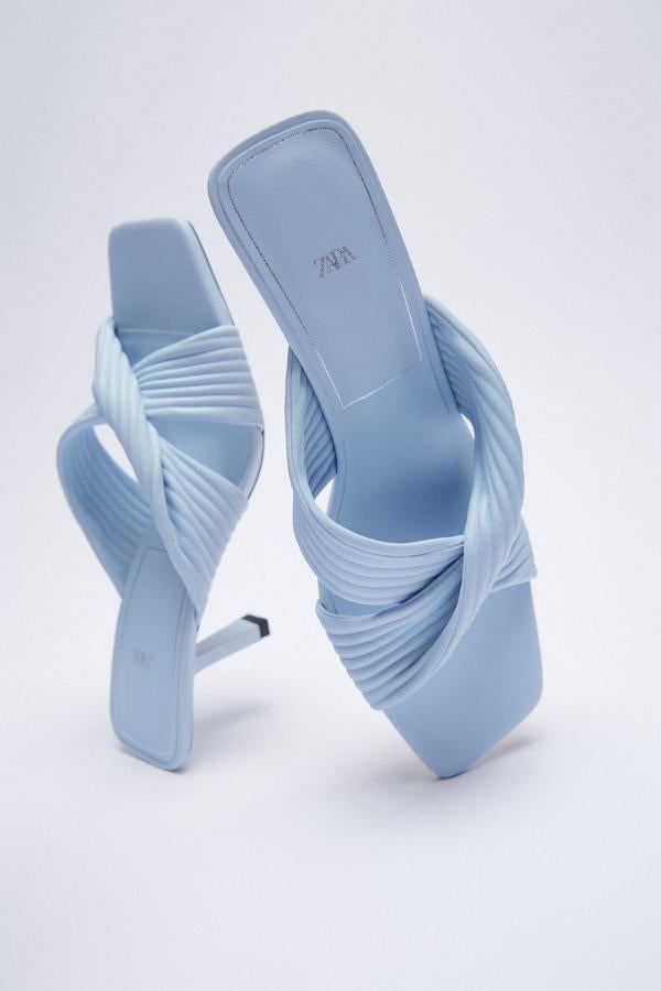 Sandalias destalonadas en tejido plisado de color azul lavanda de la colección de verano de Zara (29,99 euros)