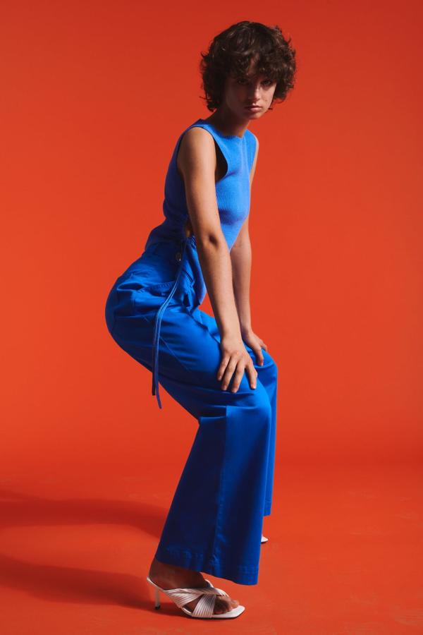 Sandalias destalonadas en tejido plisado de color blanco de la colección de verano de Zara (29,99 euros)