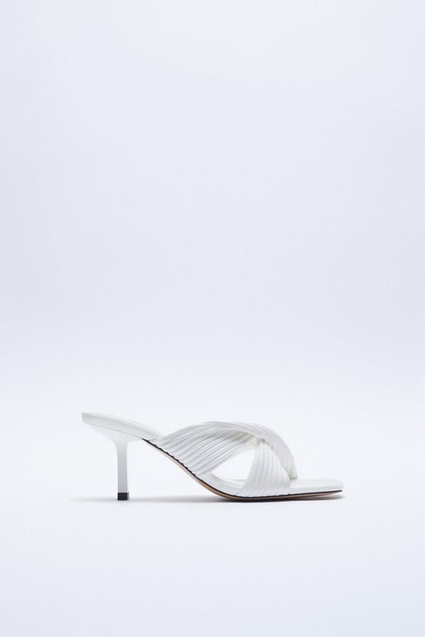 Sandalias destalonadas en tejido plisado de color blanco de la colección de verano de Zara (29,99 euros)