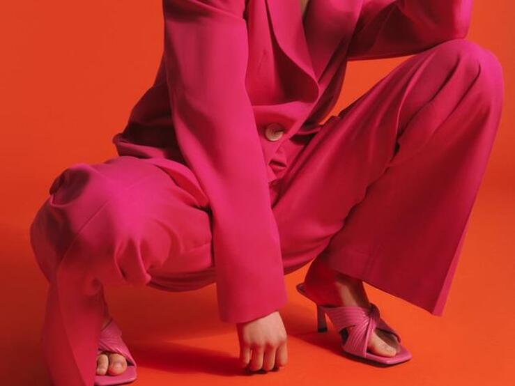 Fotos: Las sandalias plisadas, que triunfarán los próximos meses, han aterrizado en Zara (llegan en 4 colores y cuestan 30 euros)