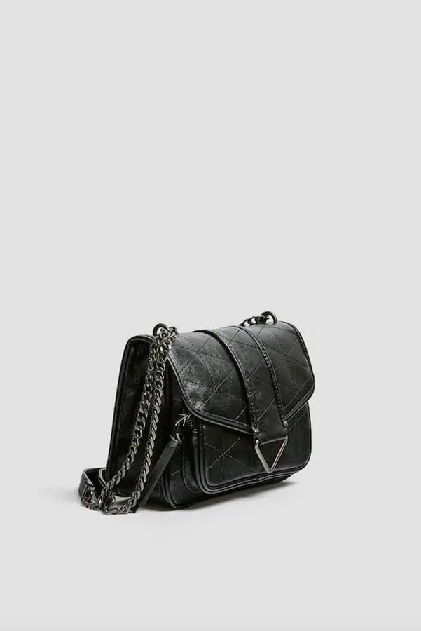 En color negro, con detalle de pespuntes geométricos con cierre de imán, esta bandolera con detalle de bolsillo con cremallera interior y asa de hombros combinada con cadena metálica ha pasado de 25,99 euros a 17,99 euros.