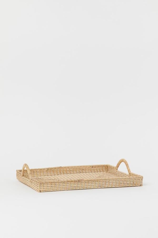 En ratán, con dos asas y perfecta para un buen desayuno en la cama. Esta bandeja de ratán de H&M Home está de rebajas. Cuesta en la venta anticipada 20,99 euros.