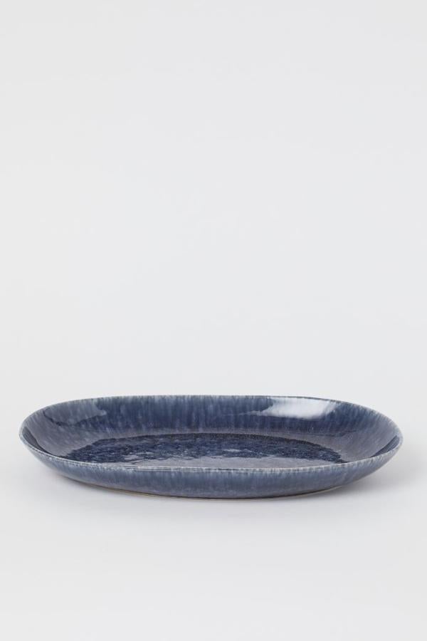 En verano apetece comer siempre fuera. Viste la mesa como se merece, con una fuente en un tono veaniego. Esta fuente de H&M Home, ahora cuesta 17,49 euros.