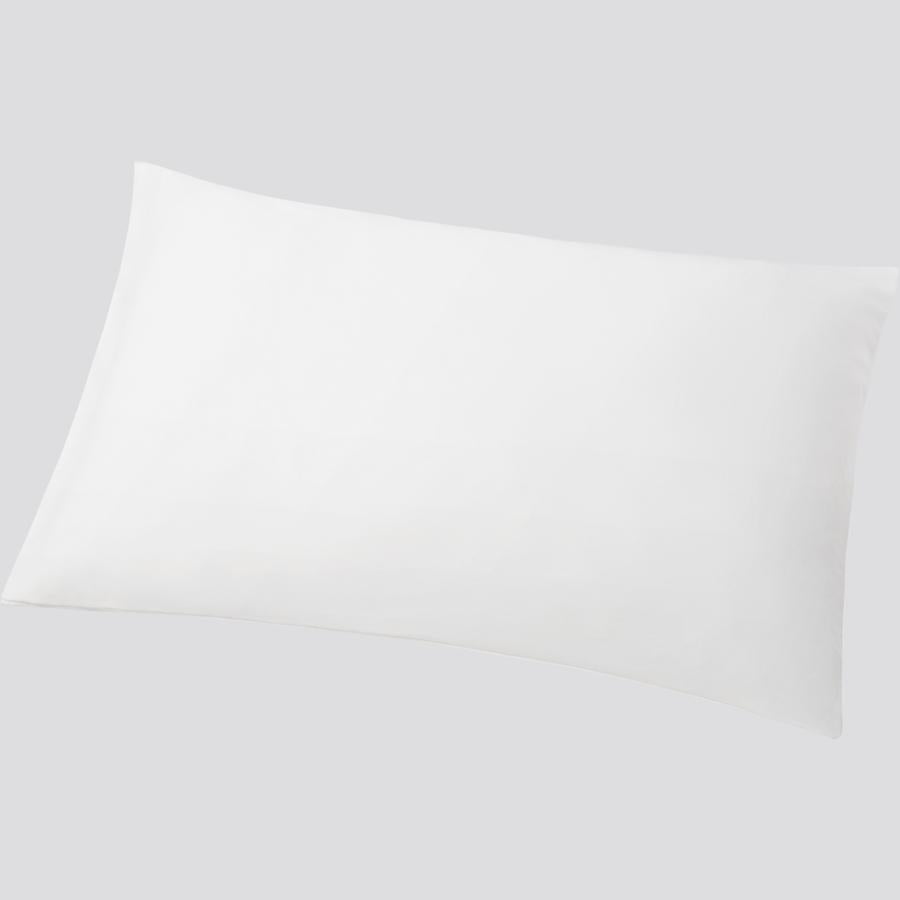 Si prefieres un color blanco en las fundas de las almohadas, también lo puedes conseguir en la nueva colección de descanso de Uniqlo.