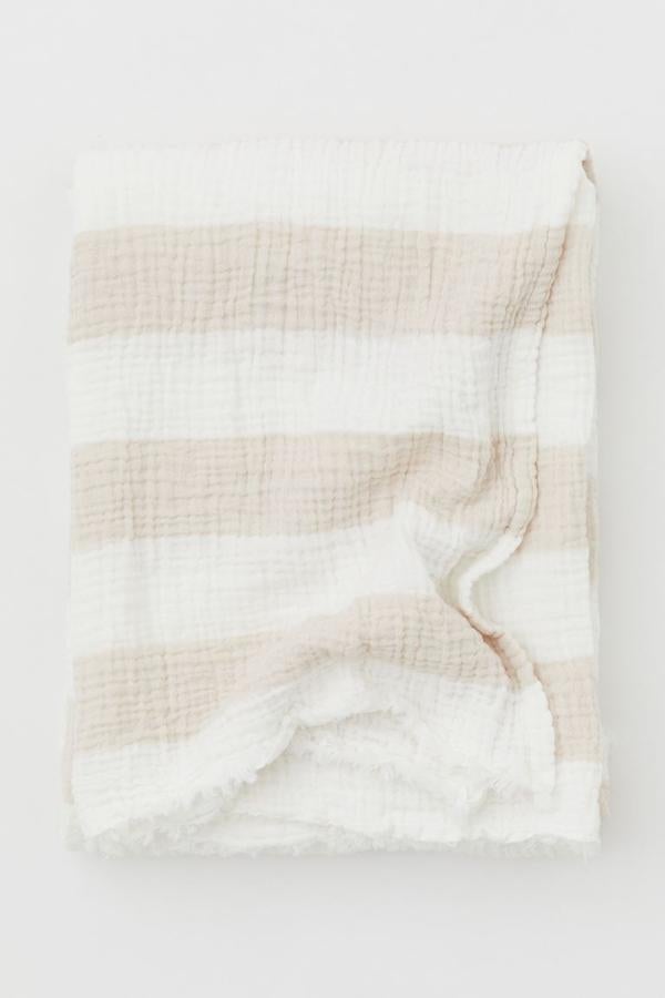 Las mantas, además de proteger duante las noches de verano, pueden servir para vestir las camas. Esta manta es una de nuestras favoritas, y cuesta 27,99 euros.