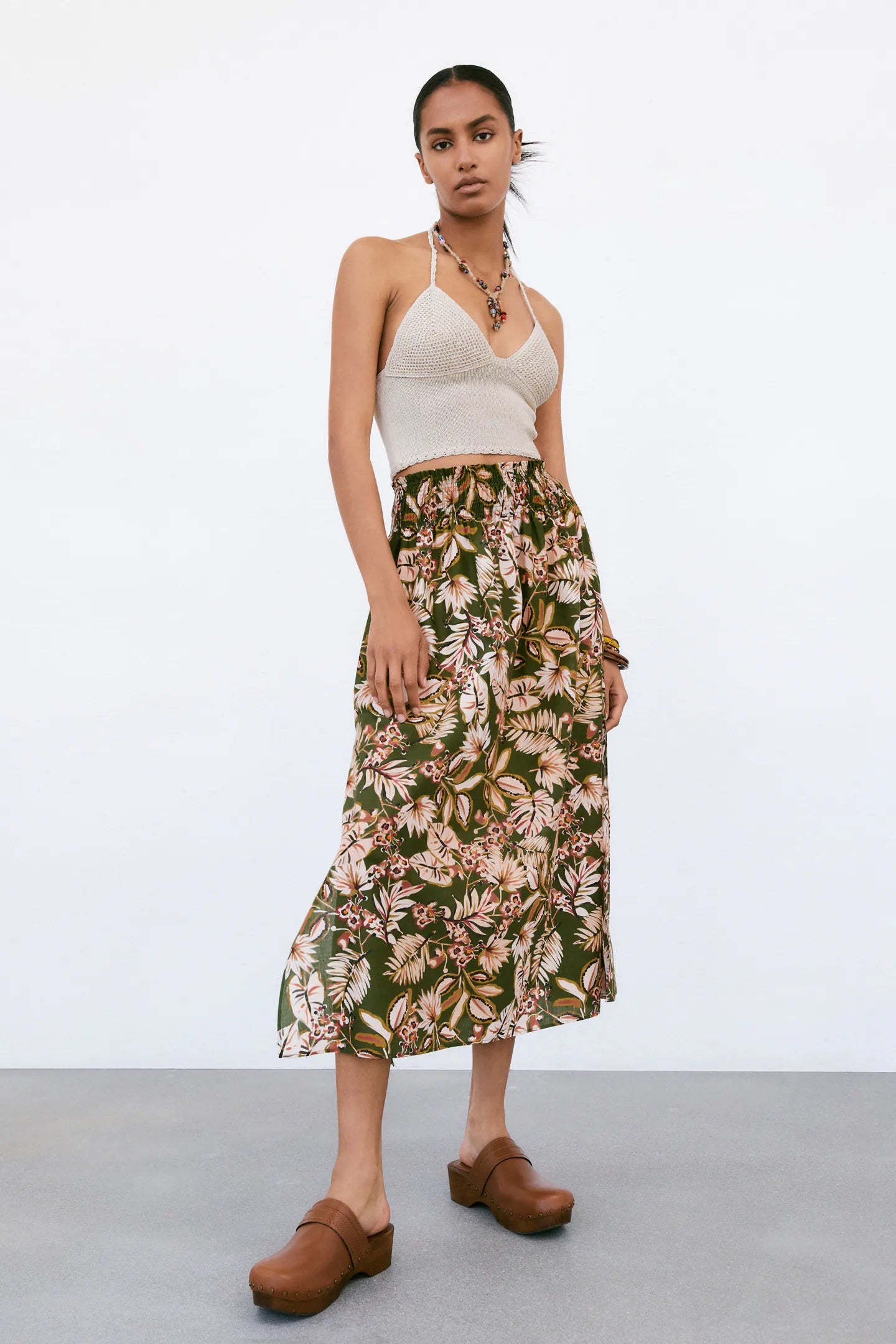 Falda midi con estampado tropical en tonos verdes y marrones. Ahora: 29,95 euros.