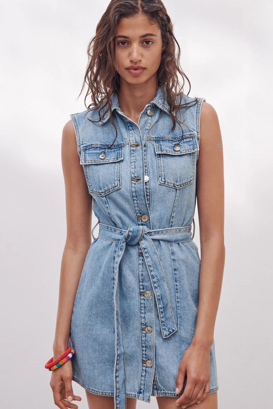 Este vestido denim de Zara queremos verlo en las rebajas con descuento porque es un básico que nos vamos a poner muchísimo este verano. Ahora: 29,95 euros.