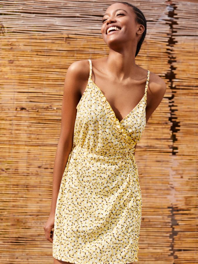 Otro 'wrap dress' mini,  pero esta vez con tirantes, estampado de flores y detalle de microvolante. ¿Puede ser más veraniego, fresco y súper favorecedor? Cuesta 9.99 euros.