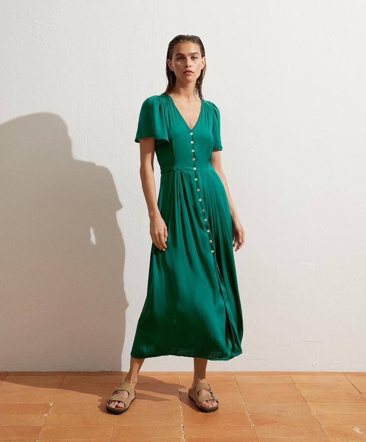 Vestido abotonado satinado en color verde de Oysho (35,99 euros)