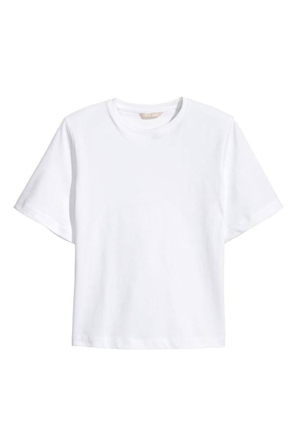 Esta camiseta que encontrarás en H&M es una de las pocas de manga corta de la lista. Aunque era la más cara (24,99 €), ahora puedes comprarla por 9,99 €.