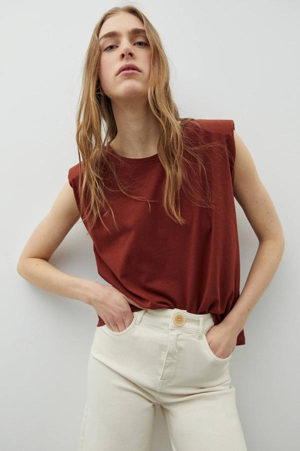 En Sfera puedes encontrar esta sencilla camiseta en tres colores: teja, negro o verde oliva. Es tan versátil que no tardará en agotarse. Tiene un precio de 7,99 €.