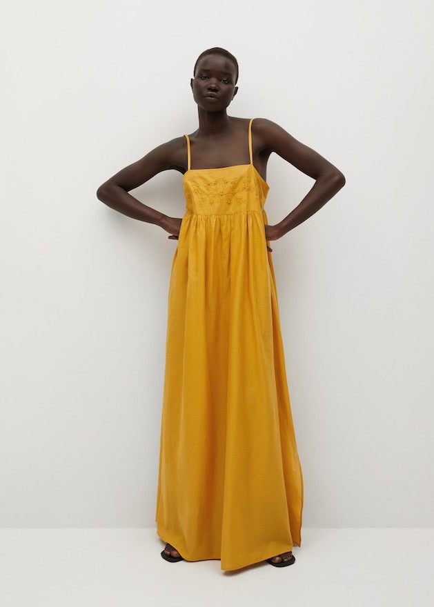 Este maxivestido amarillo con cuerpo bordado no puede ser más favorecedor e ideal. Cuesta 39.99 euros y esperamos encontrarlo con un buen descuento en las rebajas.