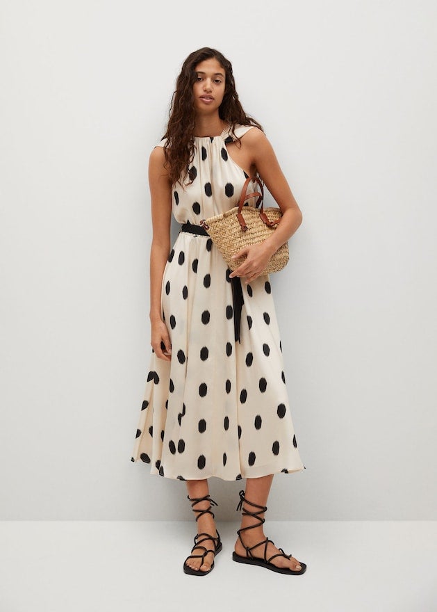 Sin duda, una de las estrellas de la colección de Mango ha sido este vestido de lunares con escote halter, uno de los más vendidos desde hace semanas. Cuesta 59.99 euros y estamos deseando encontrarlo con un buen descuento en las rebajas de verano.