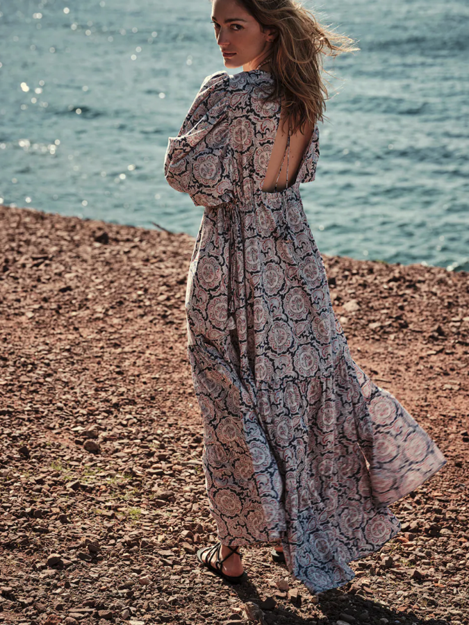 Lo mismo nos ocurre con este maxi vestido estampado con espalda abierta: maravilloso, súper favorecedor... pero un poco caro. Ojalá en las rebajas de verano baje de los 99 euros que cuesta en temporada.