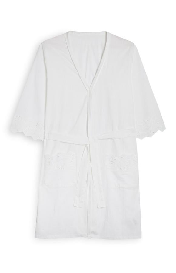 De manga corta y escote de pico, esta bata con bordados en color blanco cuenta con cinturón del mismo tejido y tiene un precio de 14 euros.