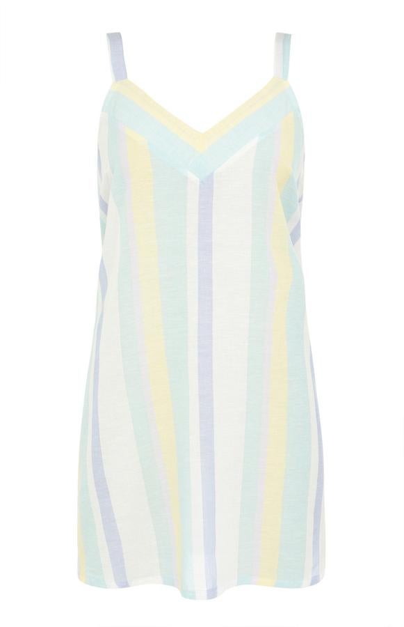 Con estampado de rayas en varios tonos pastel, este camisón de tirantes tiene un precio de 12 euros.