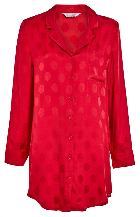 De manga larga y cuello solapa, este camisón de color con lunares cuenta con cierre frontal mediante botones y tiene un precio de 16 euros.