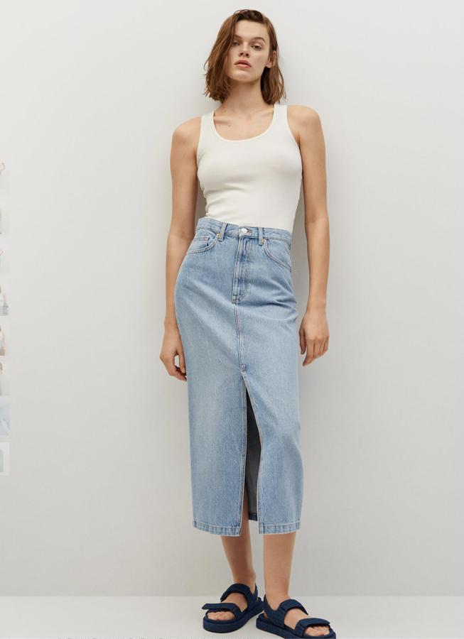 En color azul, esta falda midi de tiro alto y abertura en la parte delantera tiene un precio de 29,99 euros.