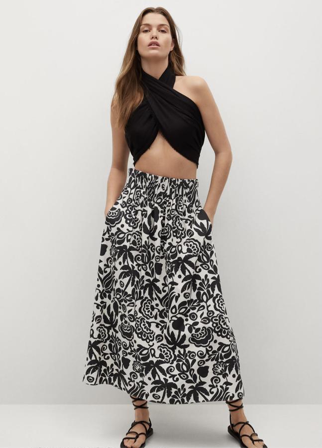 Con estampado en blanco y negro, esta falda midi confeccionada en 100% algodón cuenta con cintura alta y detalles plisados. Tiene un precio de 39,99 euros.