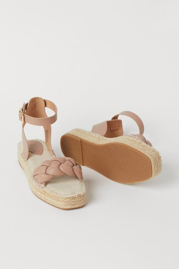 En color beige, esta alpargata abierta con tira trenzada de yute alrededor de la suela es de H&M y tiene un precio de 24,99 euros.