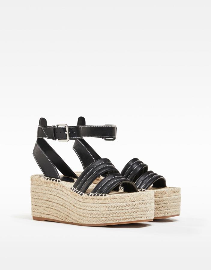 Con tiras acolchadas de color negro y plataforma de yute de ocho centímetros de altura, esta sandalia de Bershka tiene un precio de 19,99 euros.