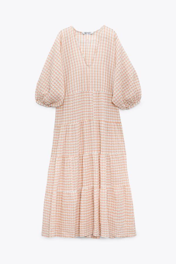 De manga por debajo del codo abullonada y escote de pico, este vestido con estampado de cuadros tiene un precio de 39,95 euros.