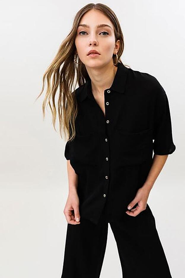 Esta camisa de manga corta te dará mucho juego. Fresquita y muy cómoda, podrás combinarla con todas tus prendas.