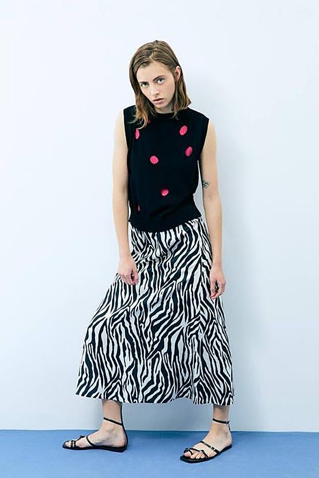 La falda con estampado de cebra es de tiro alto