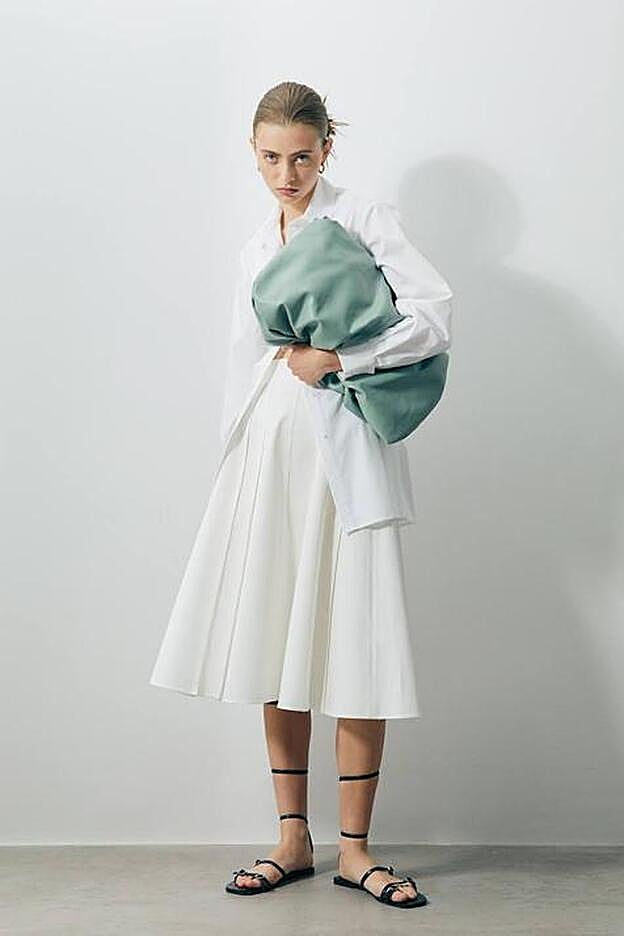 La falda con vuelo está disponible en tres tallas