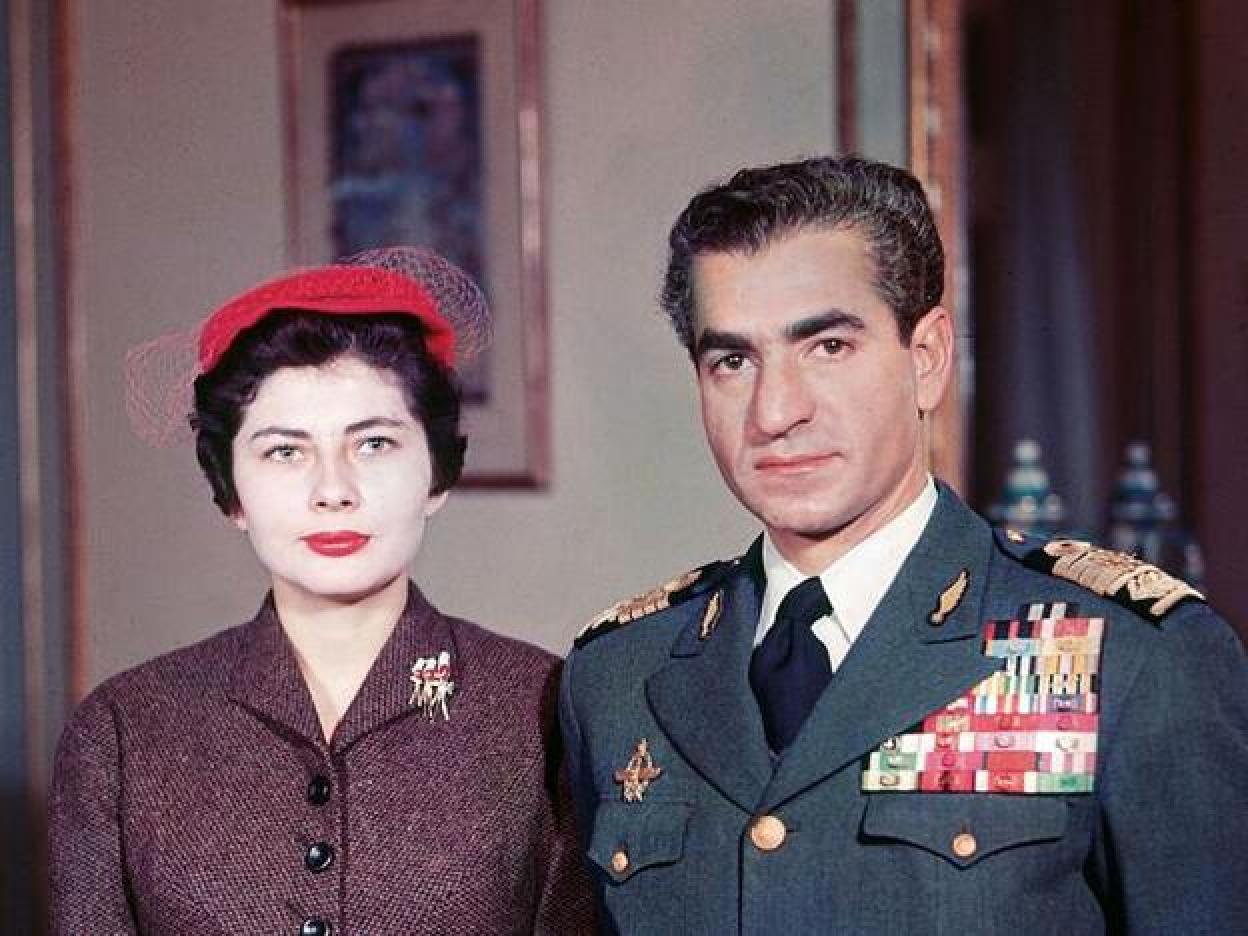Veinticuatro horas después de conocerse Mohammad Reza Pahlavi y Soraya se comprometieron. Pincha para ver las 15 tiaras más impactantes de la realeza.