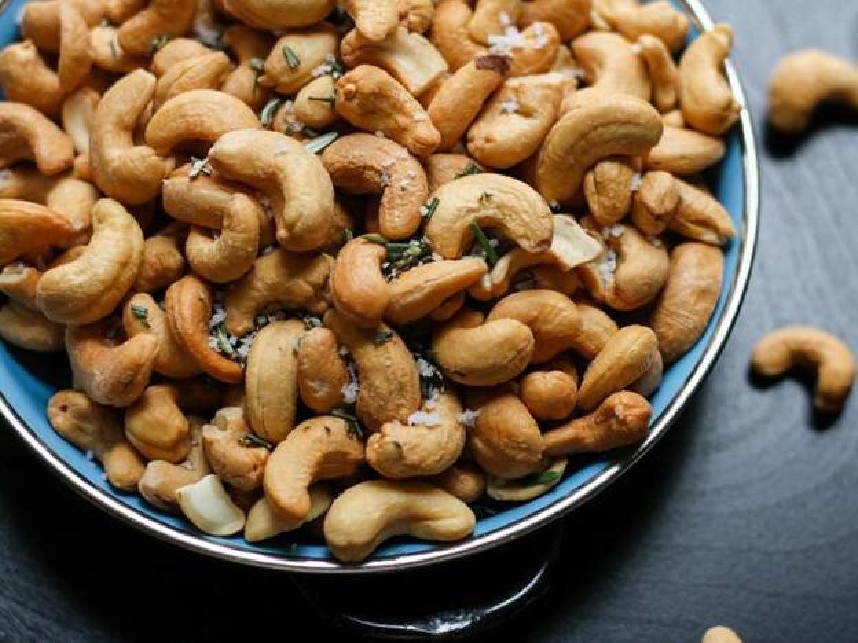 El anacardo es rico en nutrientes y compuestos vegetales beneficiosos para tu organismo. Pincha para ver los alimentos que tienes que tener en la nevera.