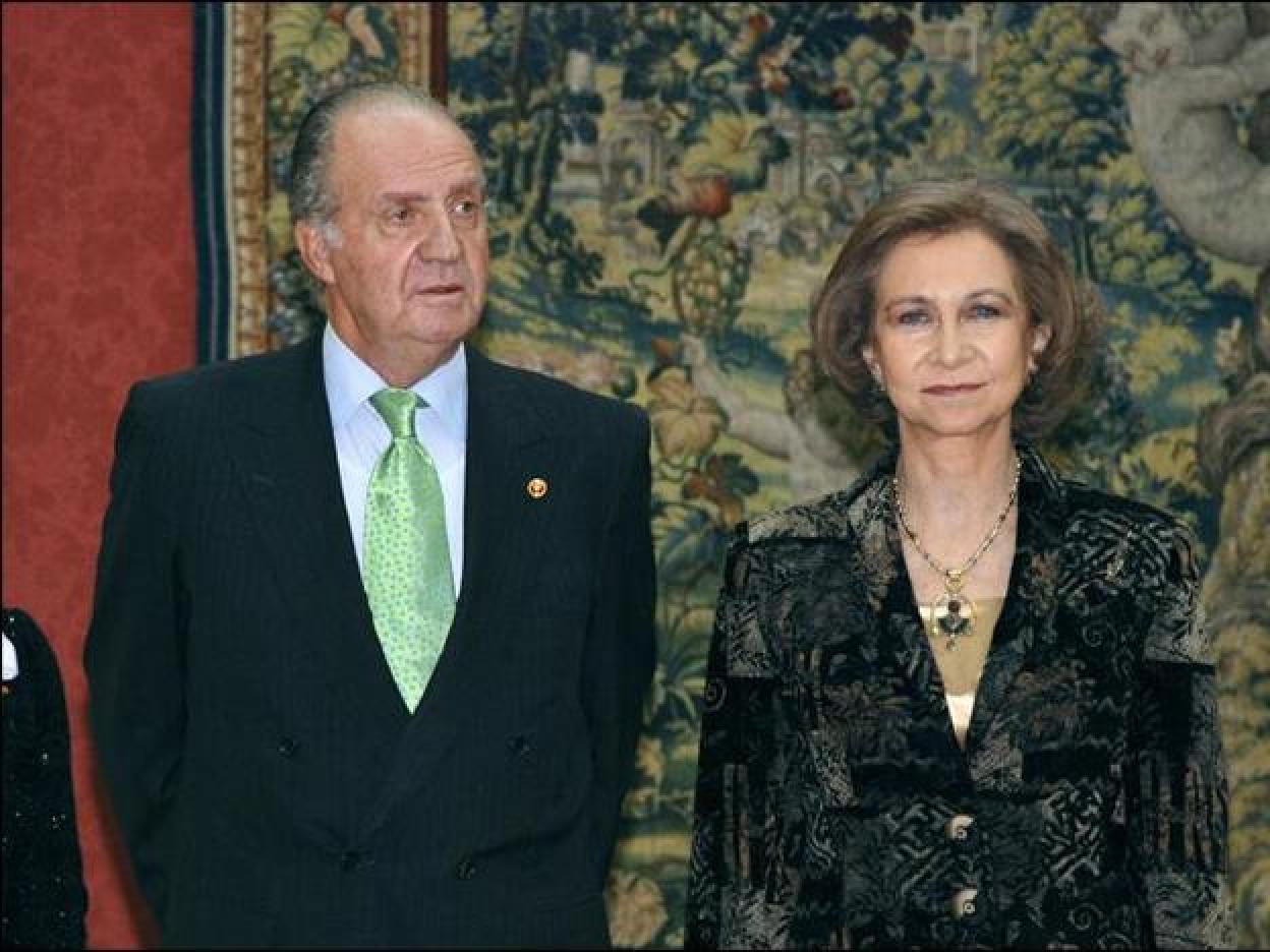 Juan Carlos I y doña Sofía no se han visto oficialmente desde que él abandonó España para instalarse en Abu Dabi en agosto de 2020. Si quieres ver la vida de la reina emérita en imágenes, pincha en la foto.