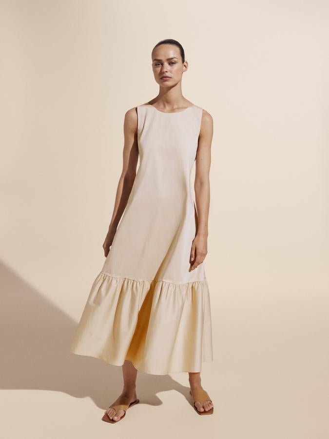 Con cuello redondo y tirantes anchos que acaban en la cintura elástica en la espalda este vestido en color beige se ha agotado en la web en todas las tallas y tiene un precio de 79,95 euros.