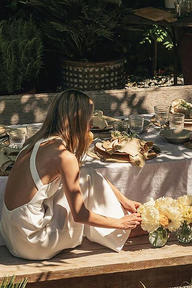 Cómo decorar con flores los jarrones que conquistan las mesas de verano