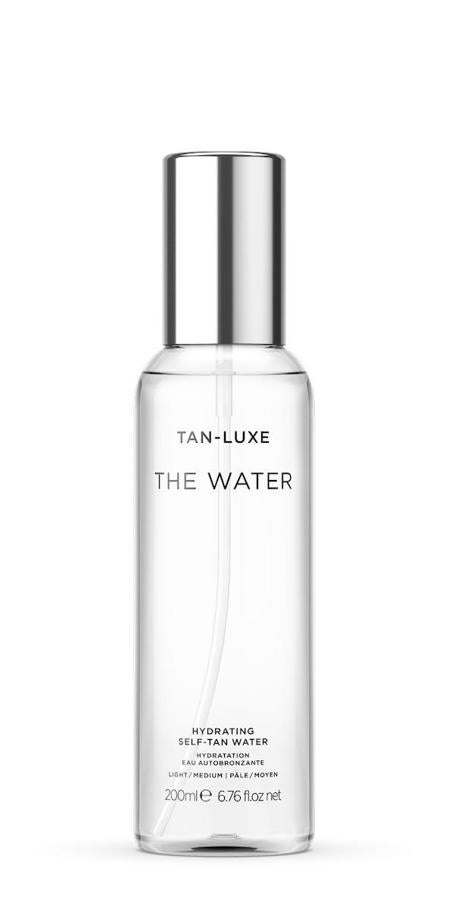The Water es un agua hidratante autobronceadora que proporciona, además de color, brillo a la piel. Transparente e inodora, está compuesta por agua de manantial escocesa, vitaminas B, C y E, aceite de frambuesa y aloe vera. También puede utilizarse sobre el maquillaje. (42 euros). 
