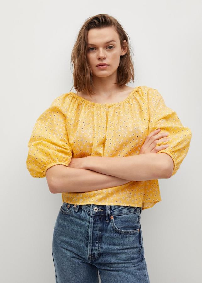Blusa de manga abullonada y escote barco, de Mango (19,99 €).