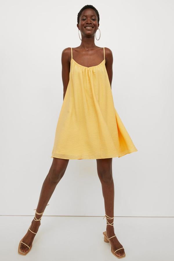Minivestido de tirantes con escote fruncido, de H&M (29,99 €).