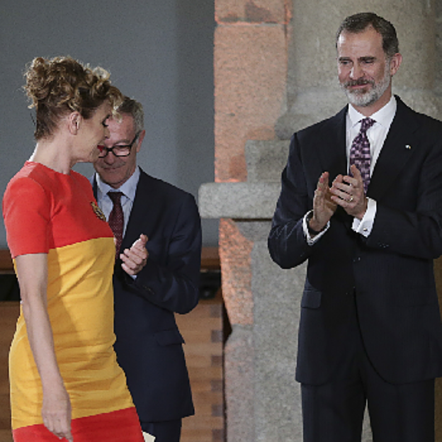 Ágatha Ruiz de la Prada recibió el Premio Nacional con un vestido patriótico.