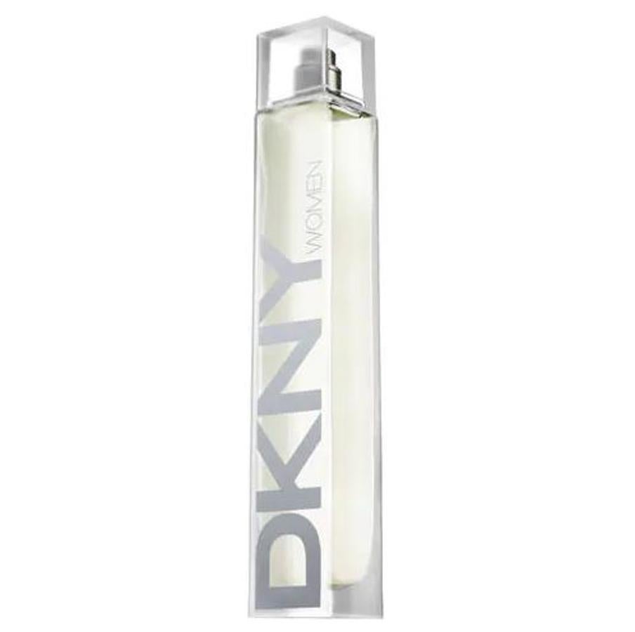 Woman Original de DKNY es una fragancia fresca y energizante que envuelve con la fuerza que imprimen sus notas de Sanguina empapada en Vodka Helado y hojas verdes recién cortadas. Pertenece a la familia olfativa cítrica floral (19,99 euros).