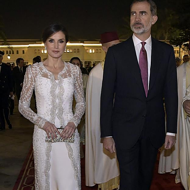 Letizia, impresionante con este look de Varela en Marruecos en 2019.