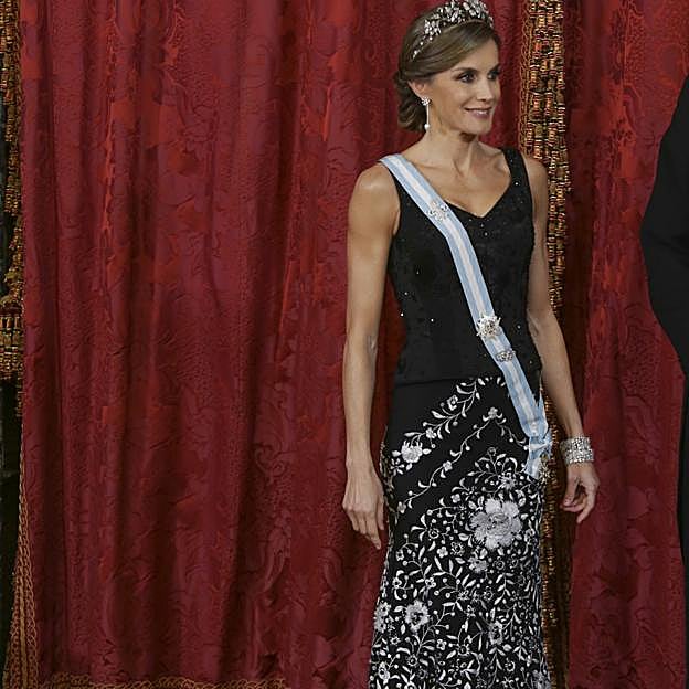 La Reina, con falda estilo Mantón de Manila de Caprile en 2017.