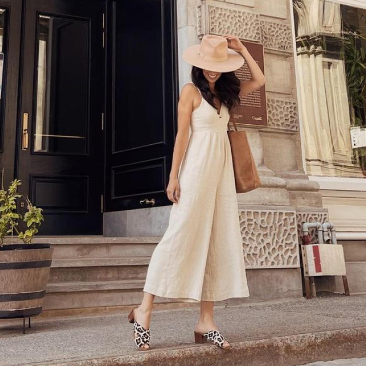 Pincha en la imagen para descubrir los vestidos largos y midi más vendidos de Uterqüe que ya nos hacen soñar con el verano.