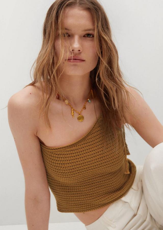 También en punto fino, pero en esta ocasión en mostaza o en crudo, la firma ha lanzado dentro de su colección sostenible este top de diseño asimétrico con tirante fino, escote redondo y ajustado. Disponible entre las tallas XS y L, cuesta 19,99 euros. 