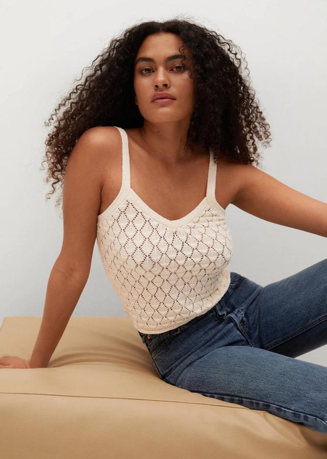 Uno de nuestros favoritos es este top de diseño crochet cropped, con escote de pico en punto medio que podemos encontrar en crudo o en rojo. Con diseño recto, tirantes finos y cuello de pico, tiene un precio de 19,99 euros y está disponible entre las tallas XS y XL. 